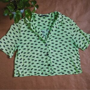 ✨ZARA Green Lip Print Cropped Shirt – Size S